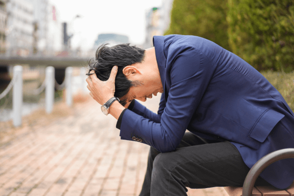 頭を抱える男性