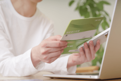 催告書が届き、不安を感じているイメージ