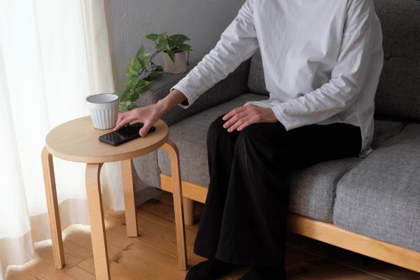 銀行へ住宅ローンの返済相談するのが怖くて躊躇する女性