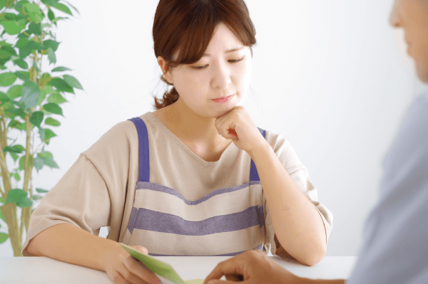 住宅ローンの返済額増加に頭を抱える夫婦