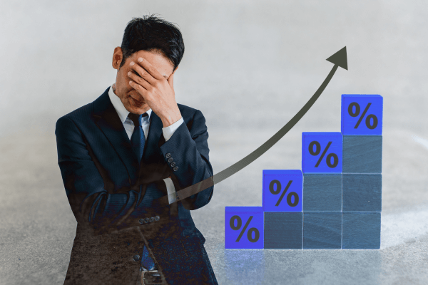 2026年の金利上昇リスクと家計再生を考える男性