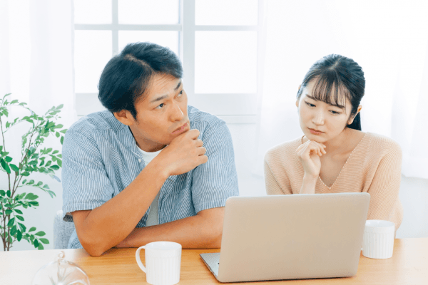 任意売却の相談先を探している夫婦