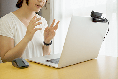 パソコンの前でオンラインで面談する相談者の女性