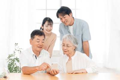 親が元気なうちに家族で任意売却の相談をしているイメージ