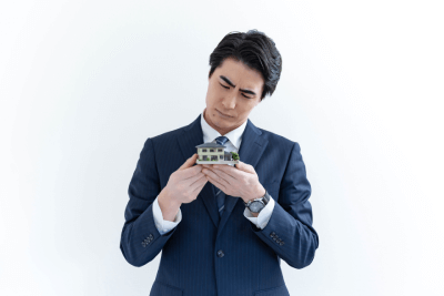 売れ残っている空き家と悩む所有者