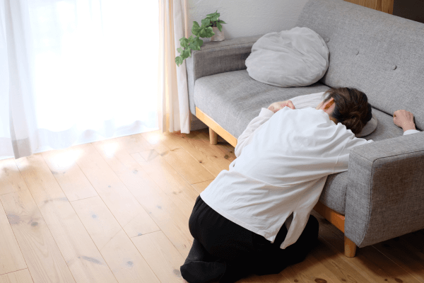 2026年、金利上昇による家計の限界に悩む女性