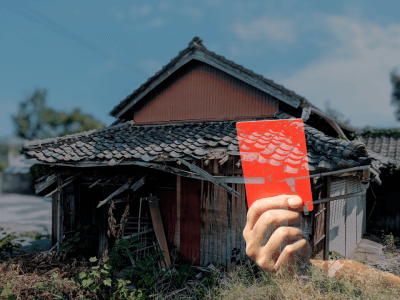 崩壊しそうな空き家とレッドカードのイメージ