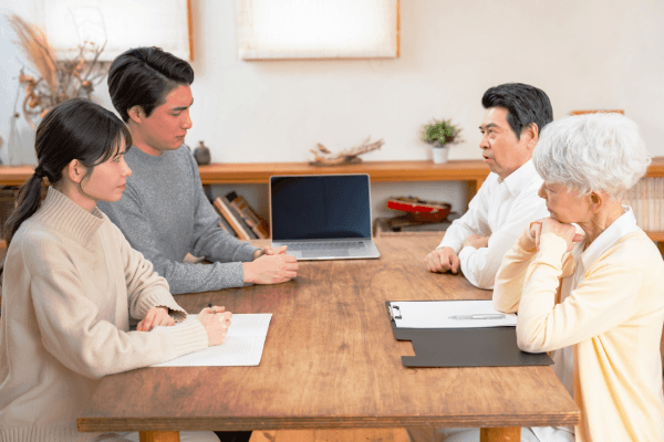 住宅ローンの保証人になった親が突然請求を受けて困惑し息子夫婦を問いただしている様子