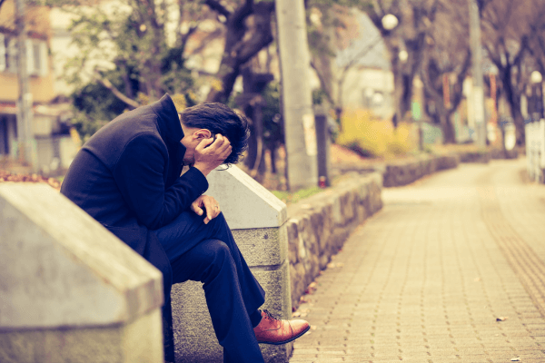 投資マンションの失敗で頭を抱えるオーナー