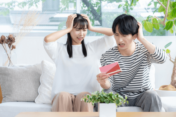 住宅ローンを組んで数年以内に払えなくなり悩む夫婦