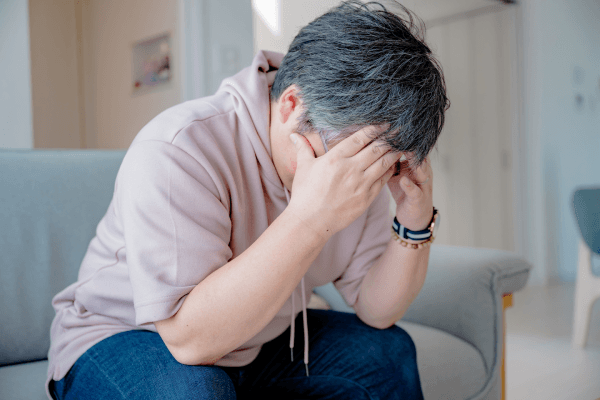 離婚後に住宅ローンと養育費の三重負担で悩む男性