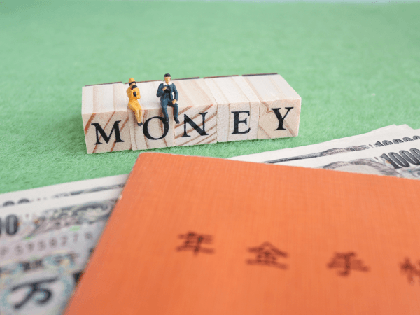 年金だけでは住宅ローンが払えないと途方に暮れる夫婦