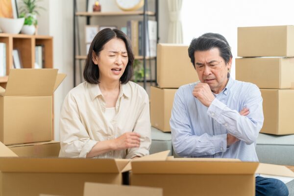 引っ越しの段ボールを前に悩む夫婦
