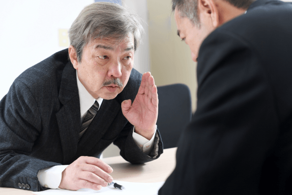 任意売却が近所や家族にバレないか心配する男性