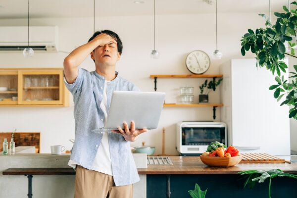 他社に任意売却を断られて悩む男性