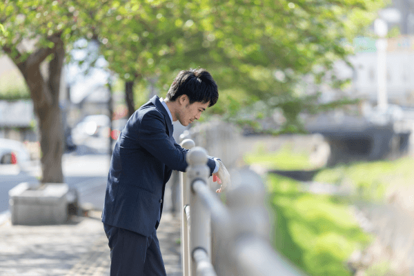 再婚後に前婚の養育費と住宅ローンで家計が苦しくなって、ふと考え込む男性